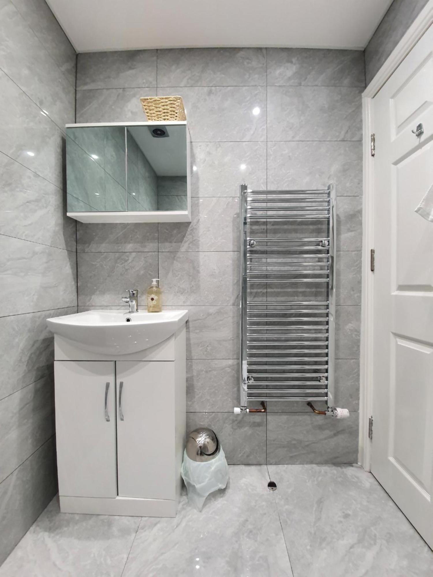 Self-Contained Guest Suite ギルフォード エクステリア 写真